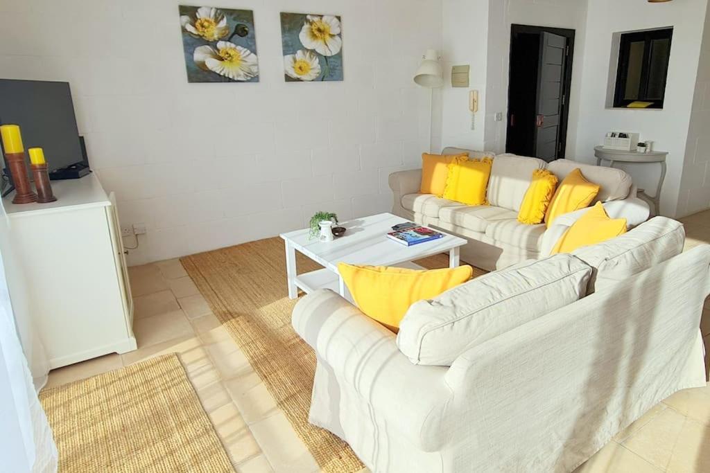 Sunny apartment with rooftop terrace in Victoria photo 4