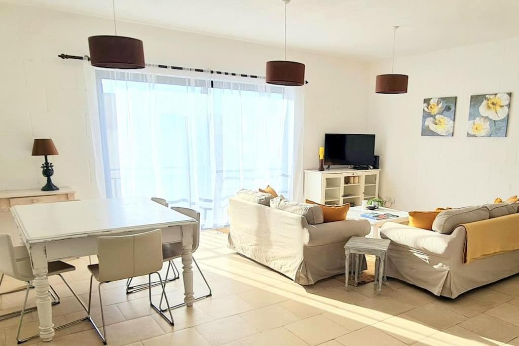 Sunny apartment with rooftop terrace in Victoria photo 5