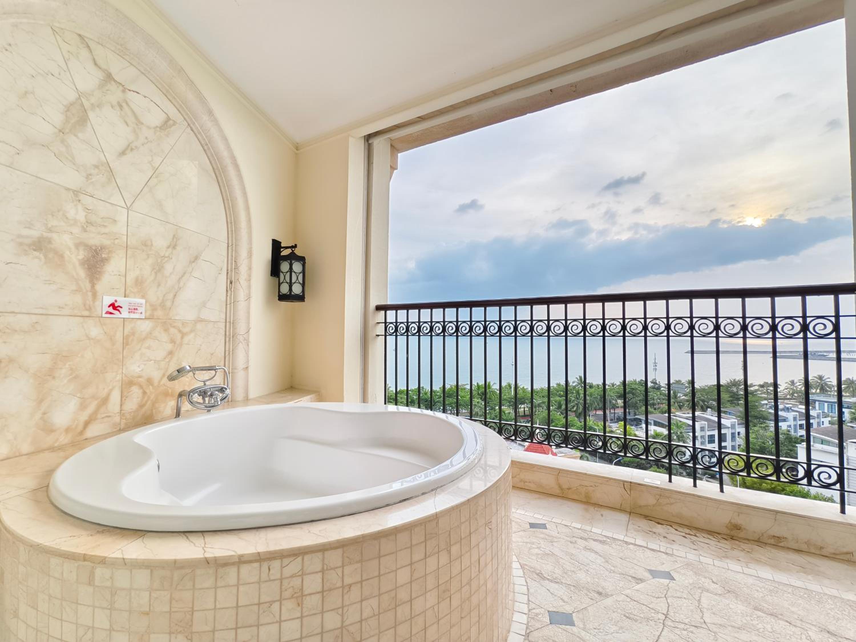 Crowne Plaza Resort Sanya Bay by IHG