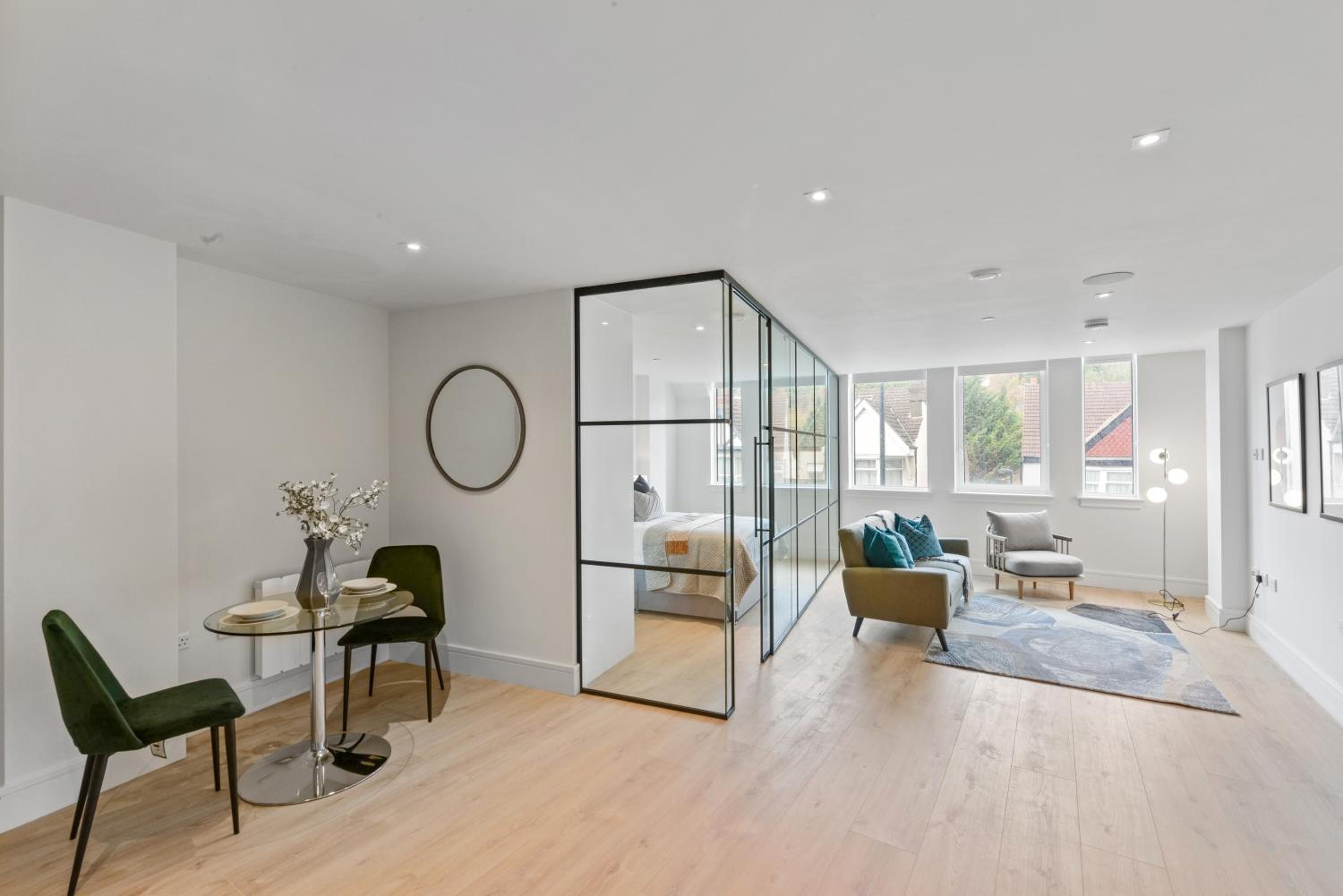 Stunning 1 Bed Studio Flat With FREE PARKING and FREE WIFI in Capella Court Purley view 3