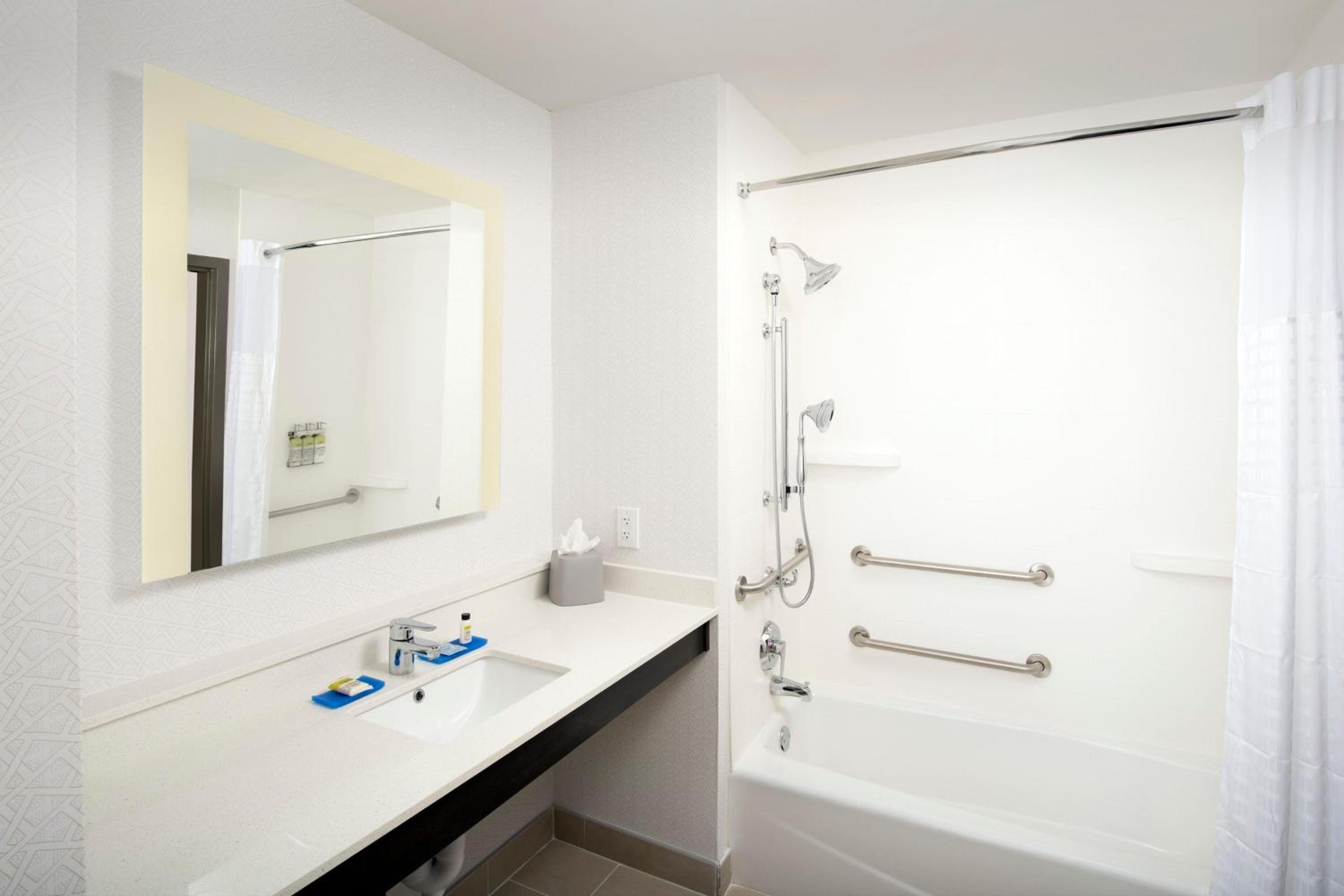 Kingsland Vacations - Holiday Inn Express Suites Kingsland I-95-Naval Base Area, an IHG Hotel - Property Image 27