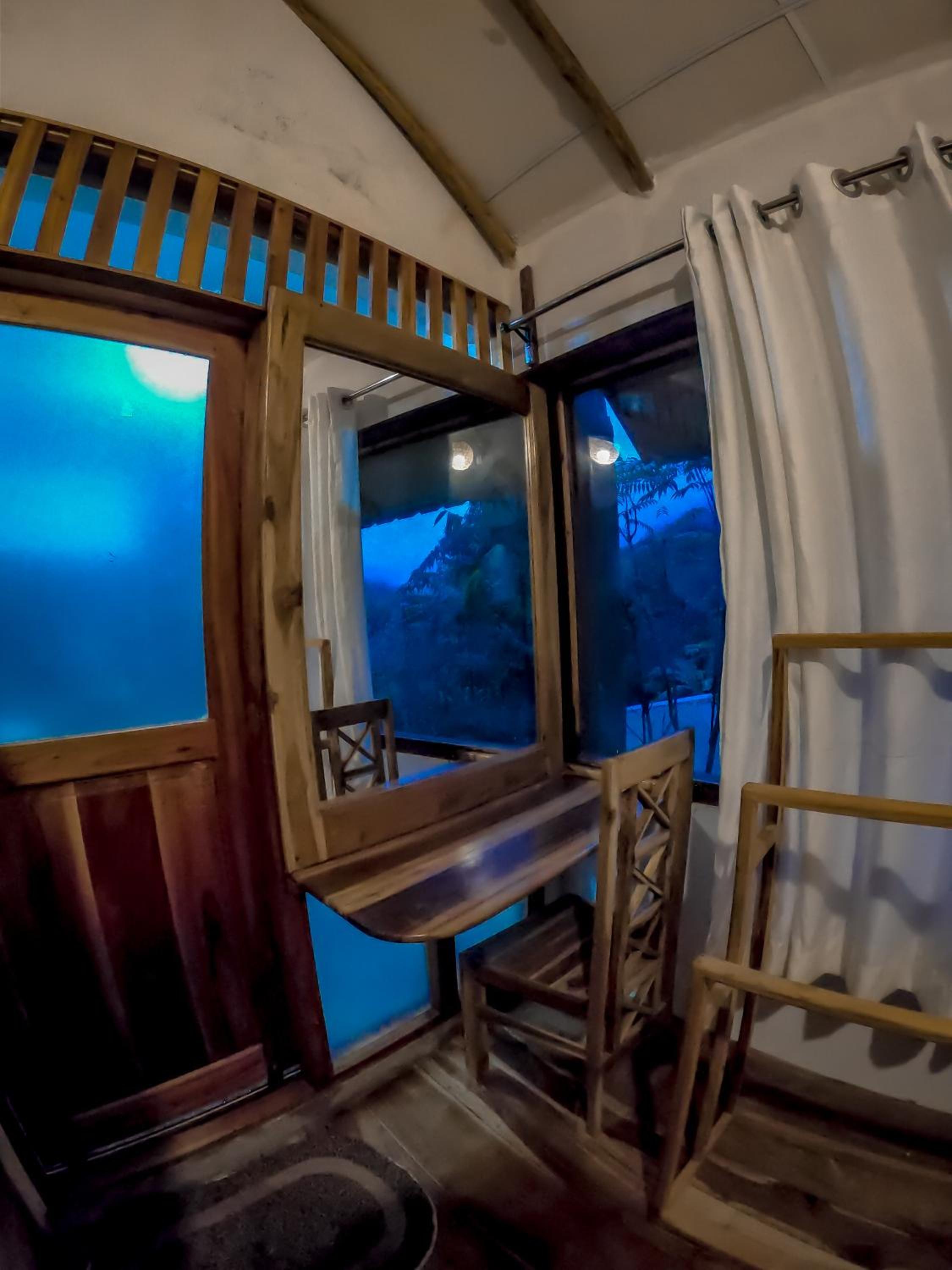 LAMIACEAE WOOD CABIN