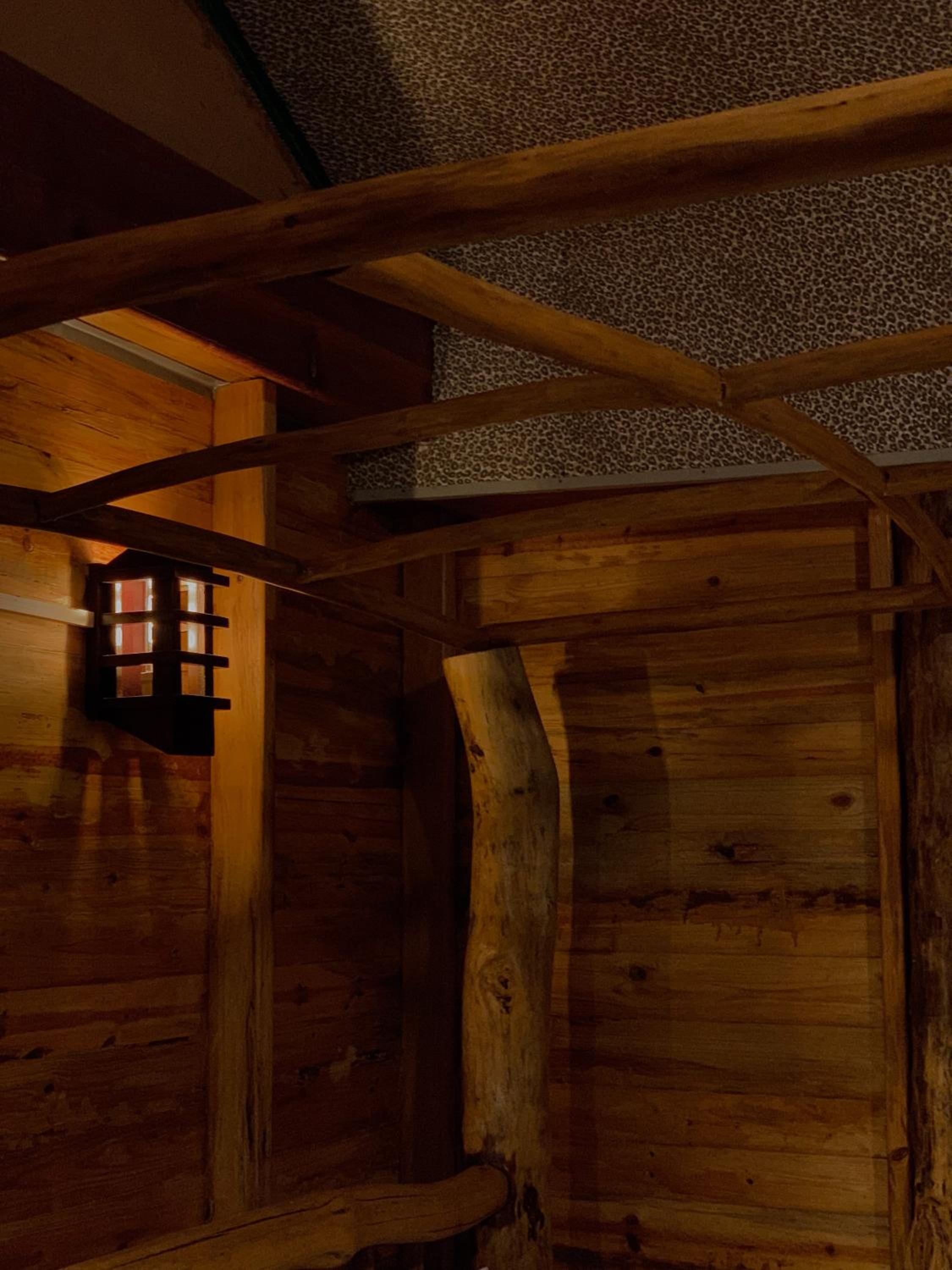 LAMIACEAE WOOD CABIN