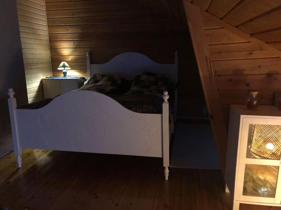 Lakeside Log Villa Edith