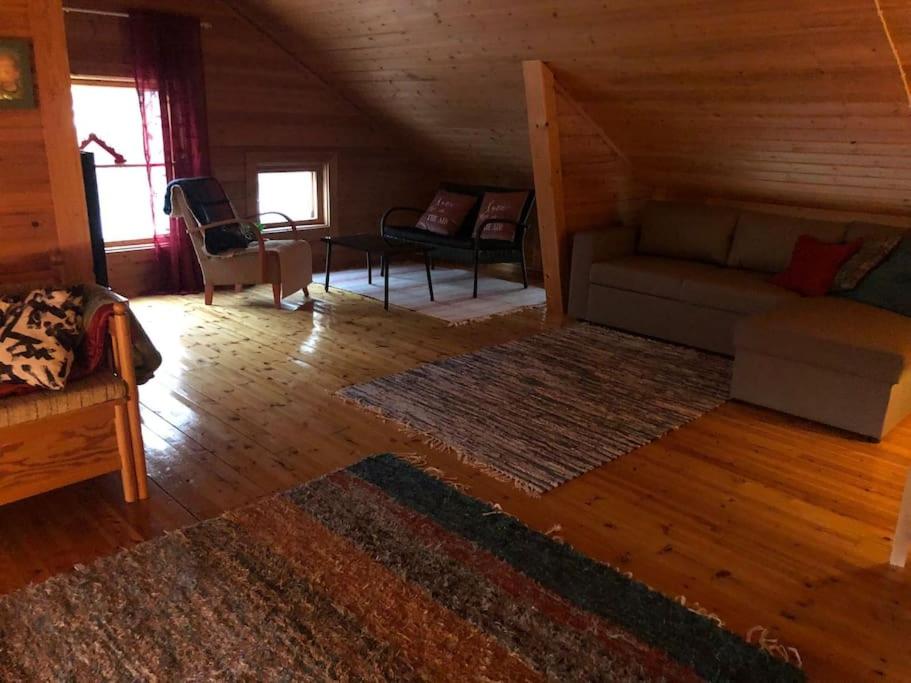 Lakeside Log Villa Edith