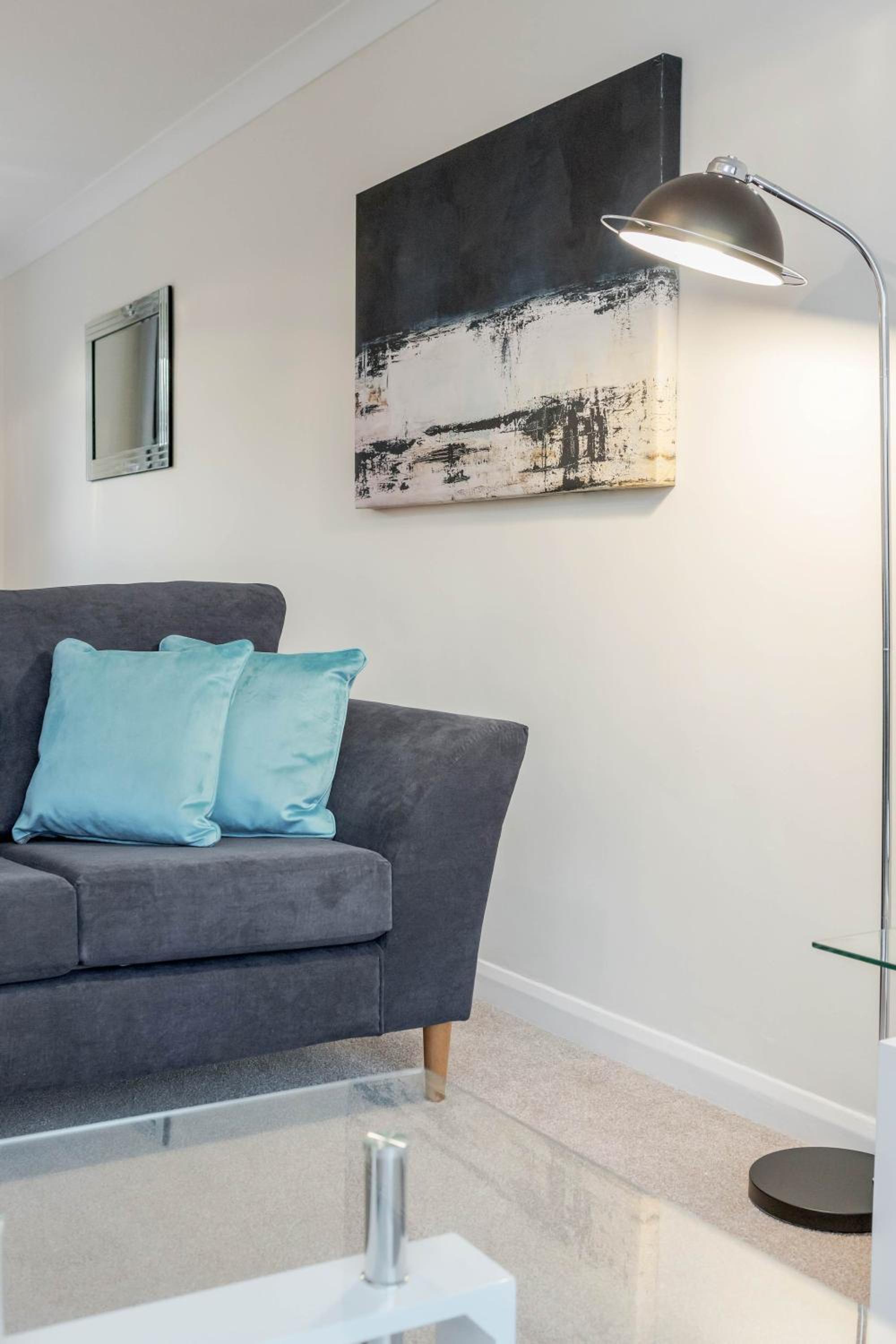 Charming 3 Bed house Family and Long-stay Discount view 4