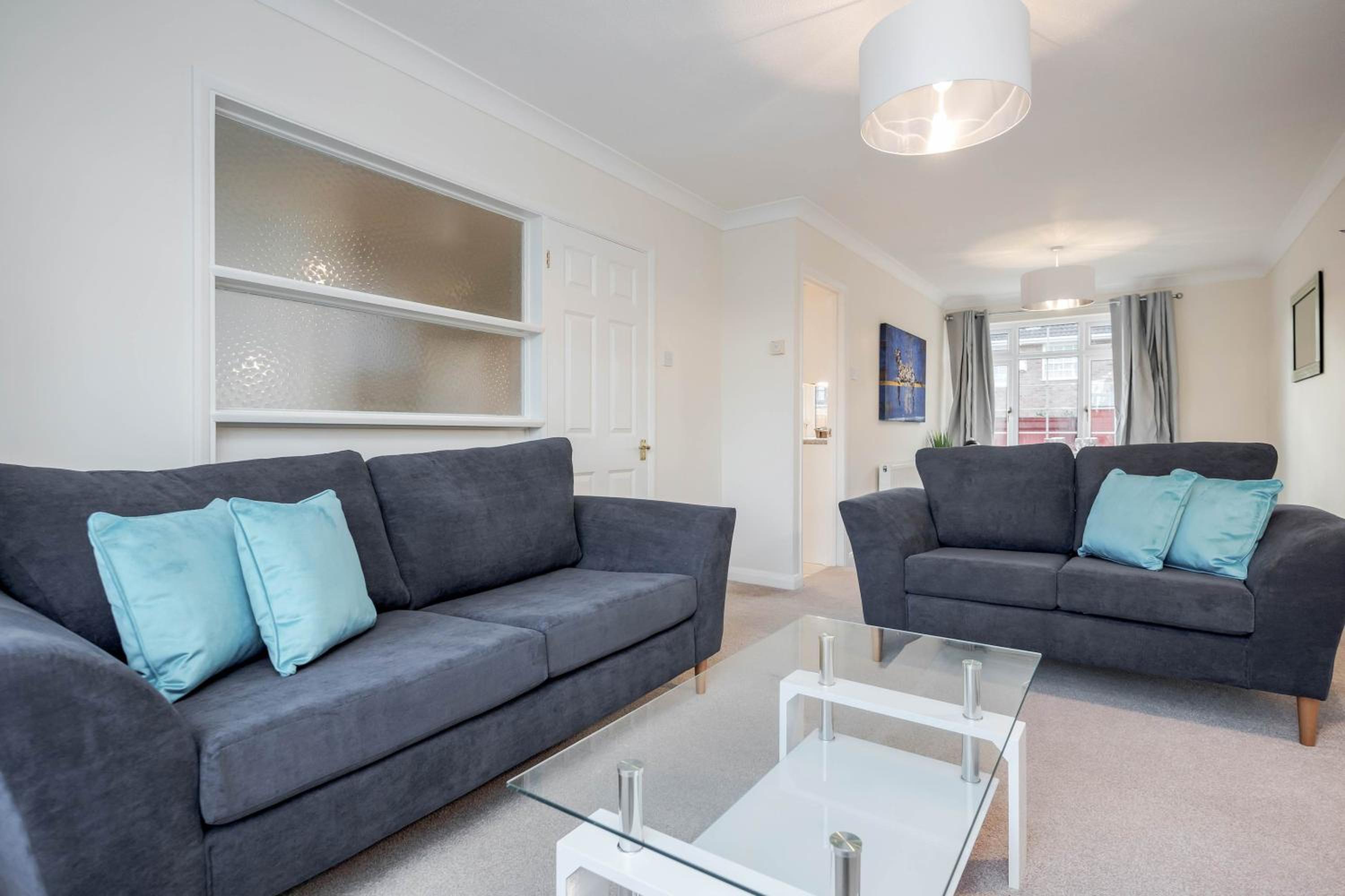 Charming 3 Bed house Family and Long-stay Discount view 5