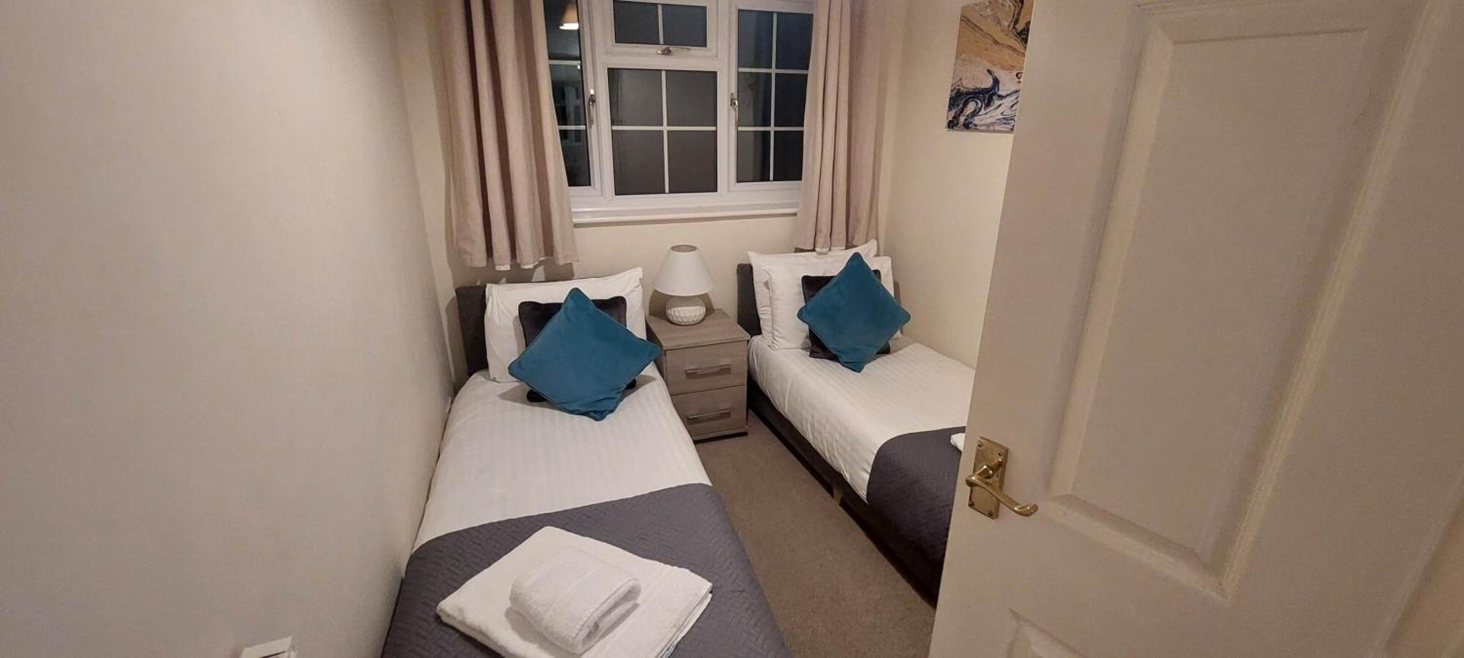 Charming 3 Bed house Family and Long-stay Discount view 2