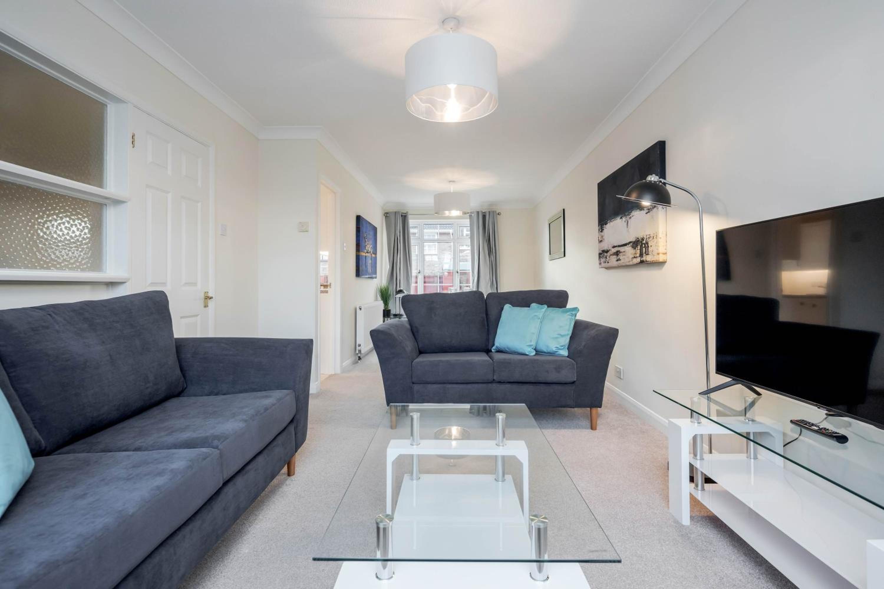 Charming 3 Bed house Family and Long-stay Discount view 3