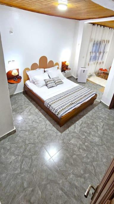 Studio Meublé Ey's Appart Bastos
