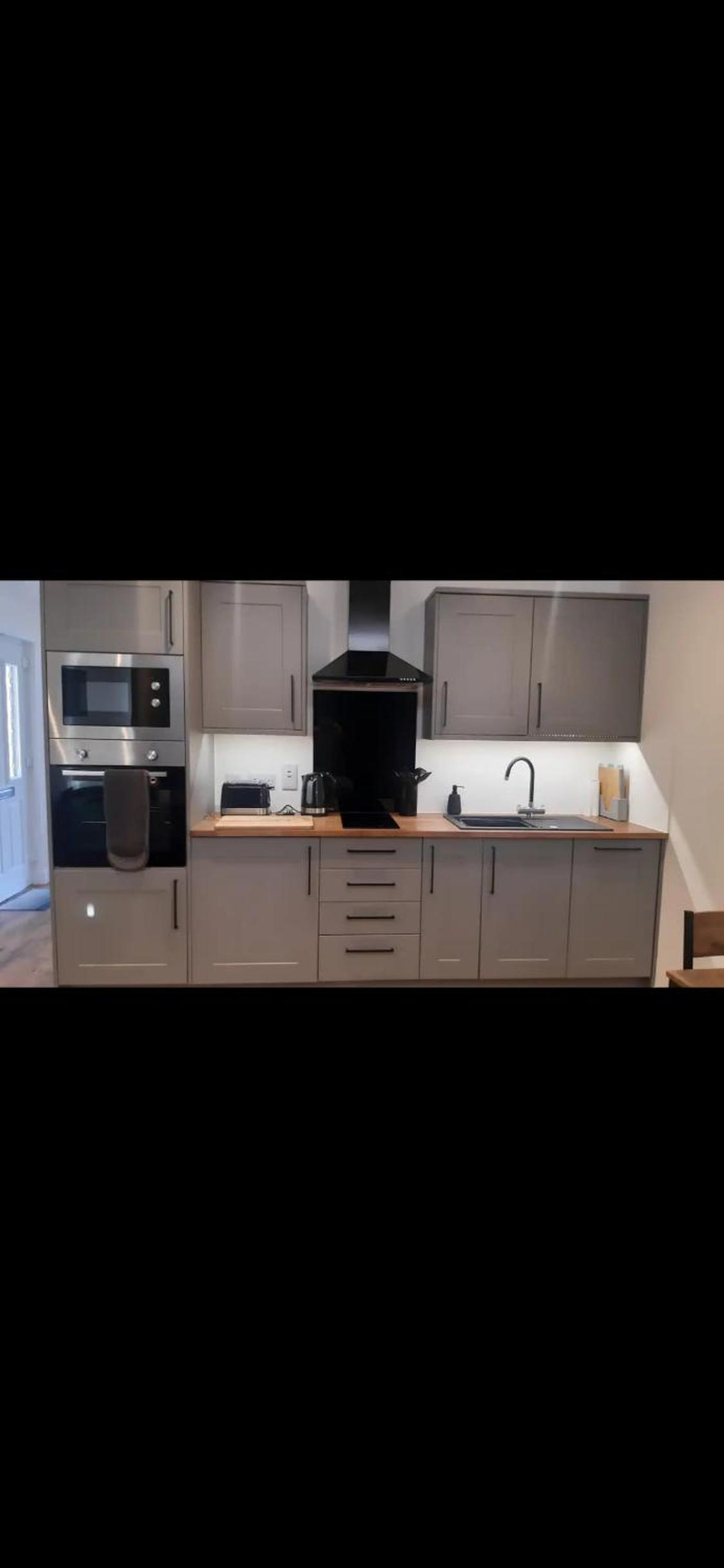 TRAMORE - self contained 1 bedroom unit - king size bed - free private parking - 3 miles from Fort William High Street view 4