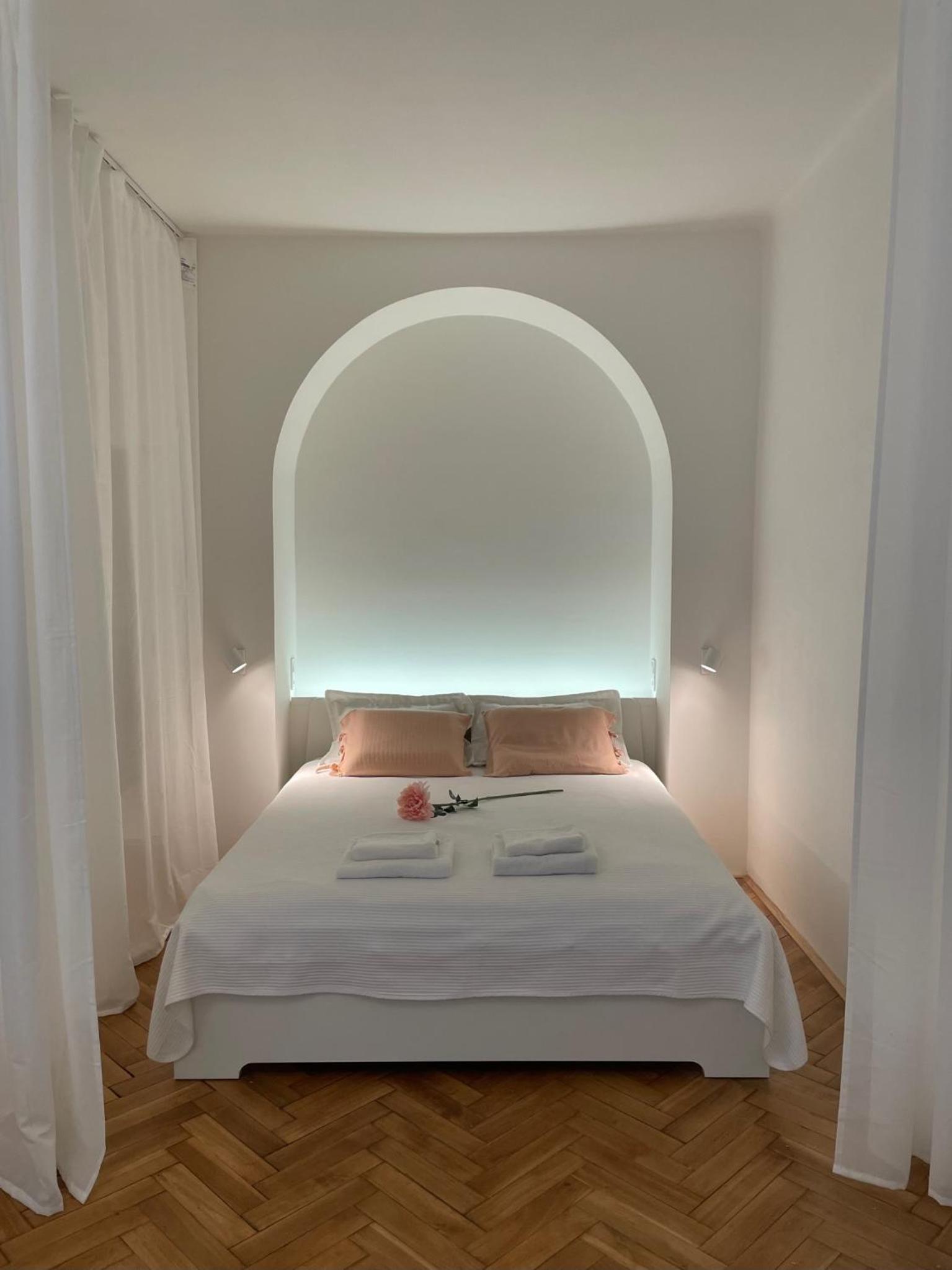 Urban Retreat I Modern Boho Apartments in Lovely Letná District - 10 minutes from Old Town
