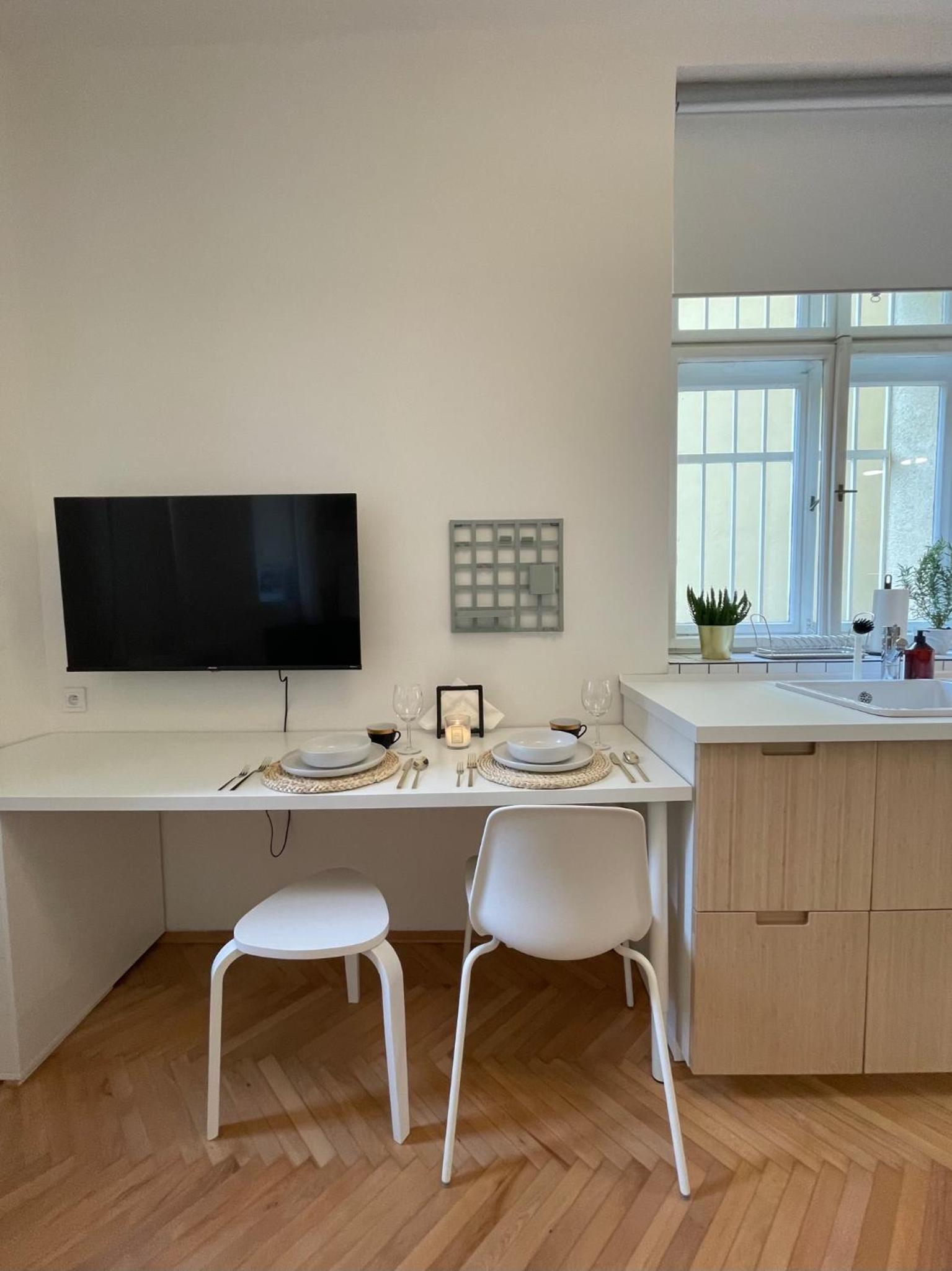 Urban Retreat I Modern Boho Apartments in Lovely Letná District - 10 minutes from Old Town