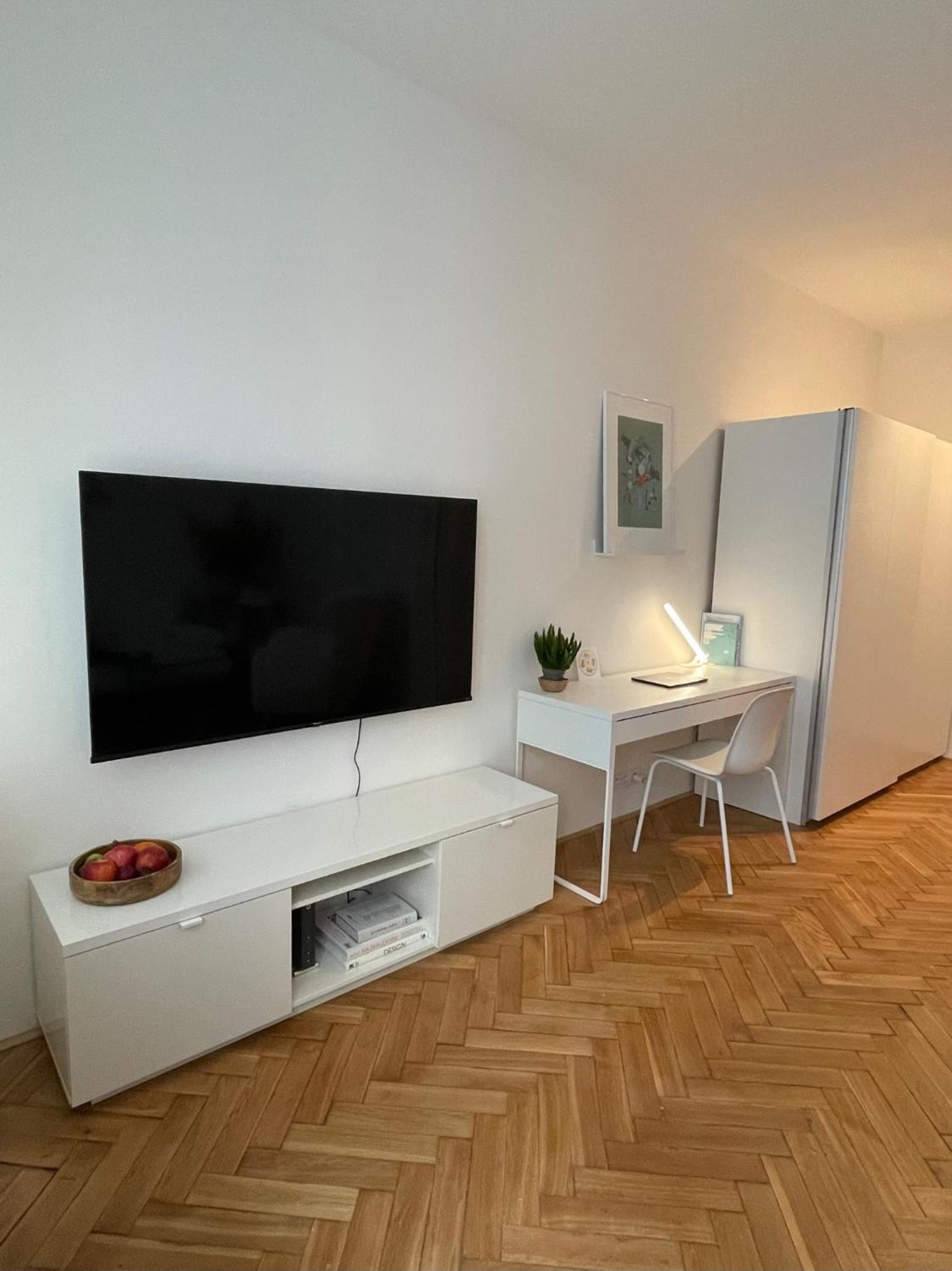 Urban Retreat I Modern Boho Apartments in Lovely Letná District - 10 minutes from Old Town