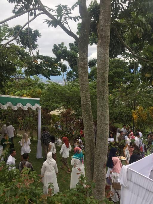 Vila kuning view city light bandung n big garden view 3