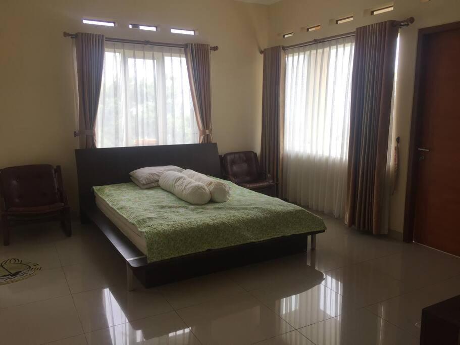 Vila kuning view city light bandung n big garden view 5
