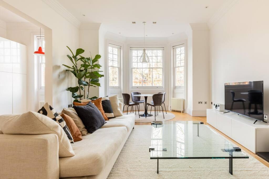 Fabulous 2 bed flat moments from Sloane Square