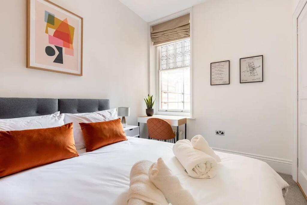 Fabulous 2 bed flat moments from Sloane Square