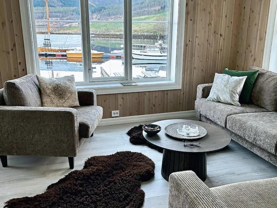 Handelsmannens hus ved Otnesbrygga, Valsøyfjord