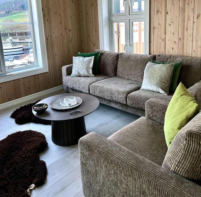 Handelsmannens hus ved Otnesbrygga, Valsøyfjord