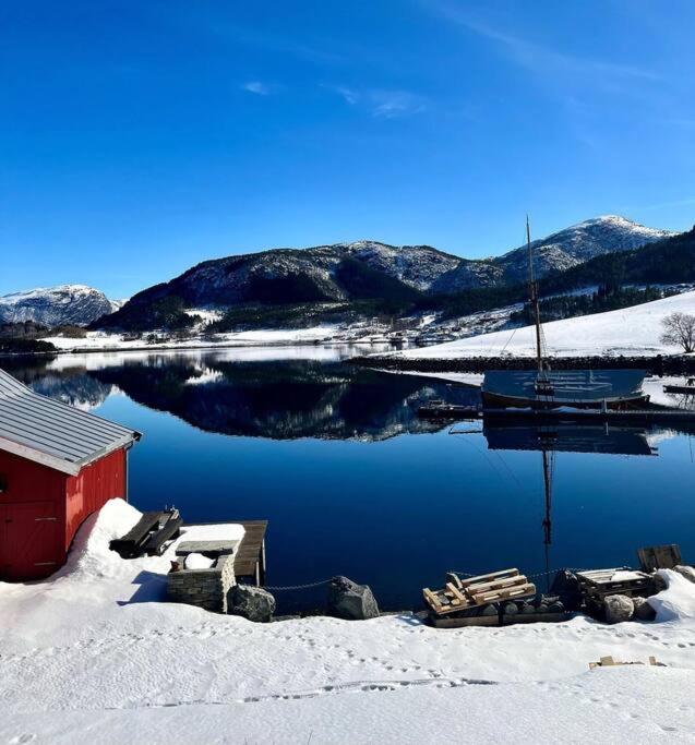 Hus ved Valsøyfjorden