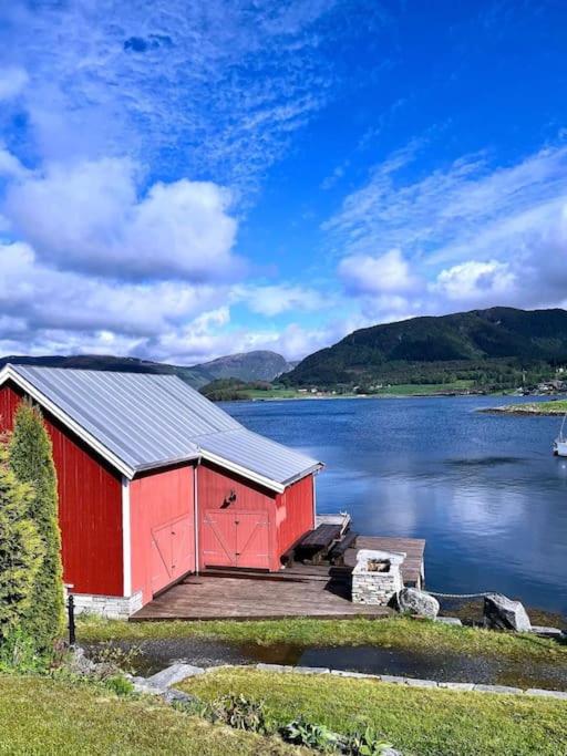 Hus ved Valsøyfjorden