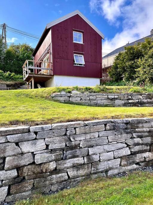 Hus ved Valsøyfjorden