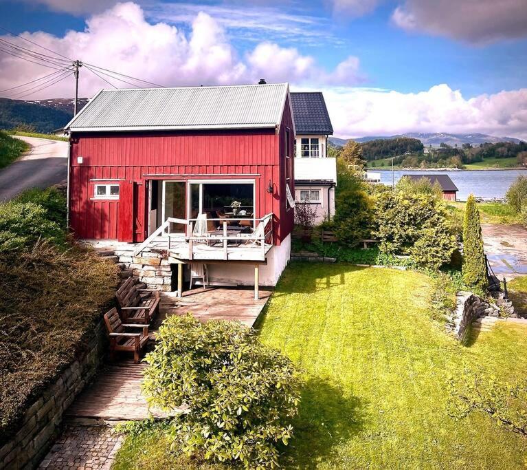 Hus ved Valsøyfjorden