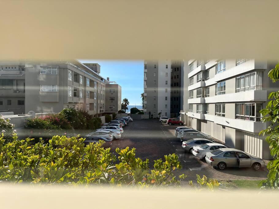 A-Wave from it All! 2 Bed Sea Point