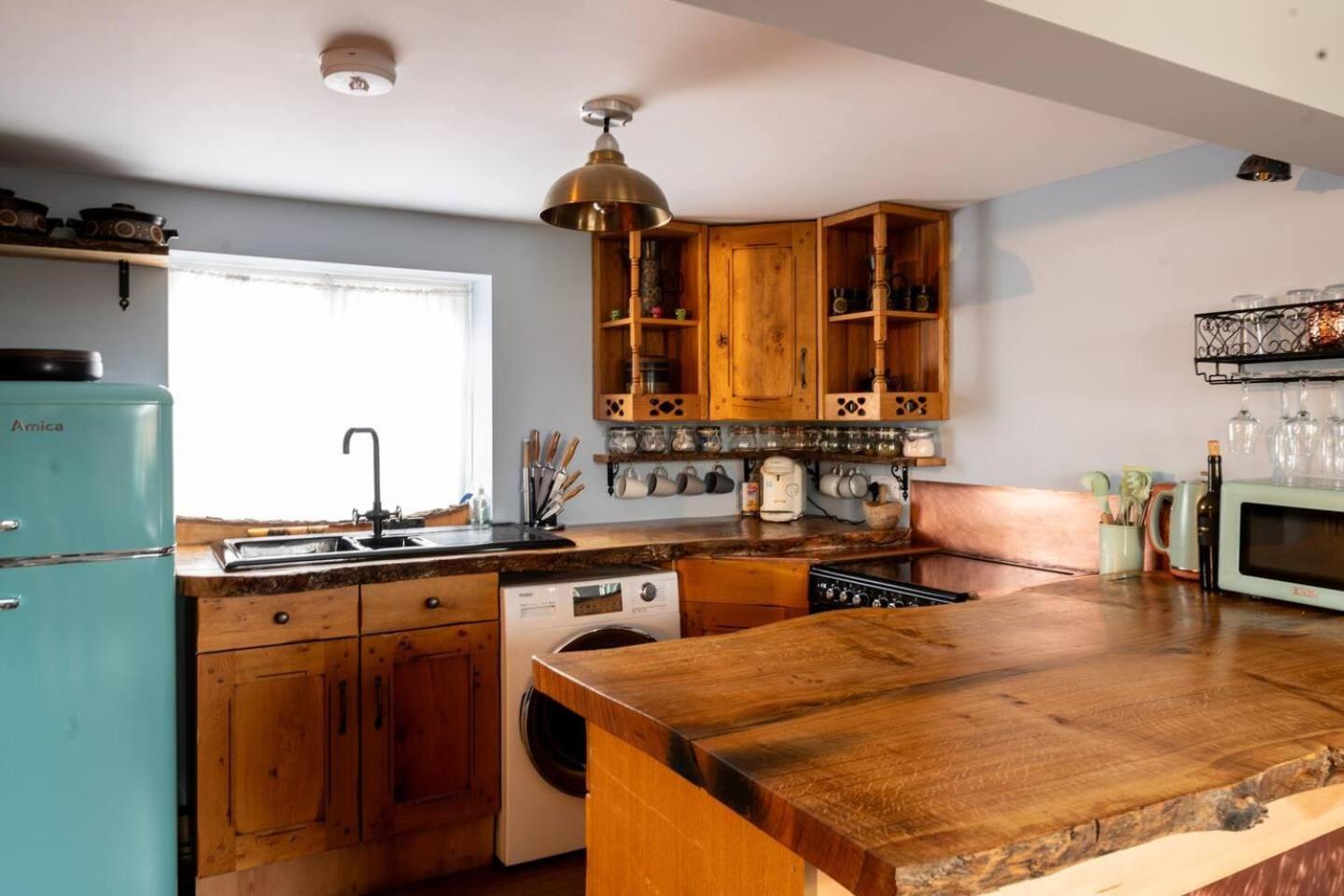 3 bedroom Quirky Luxurious Cottage With Hot Tub view 4