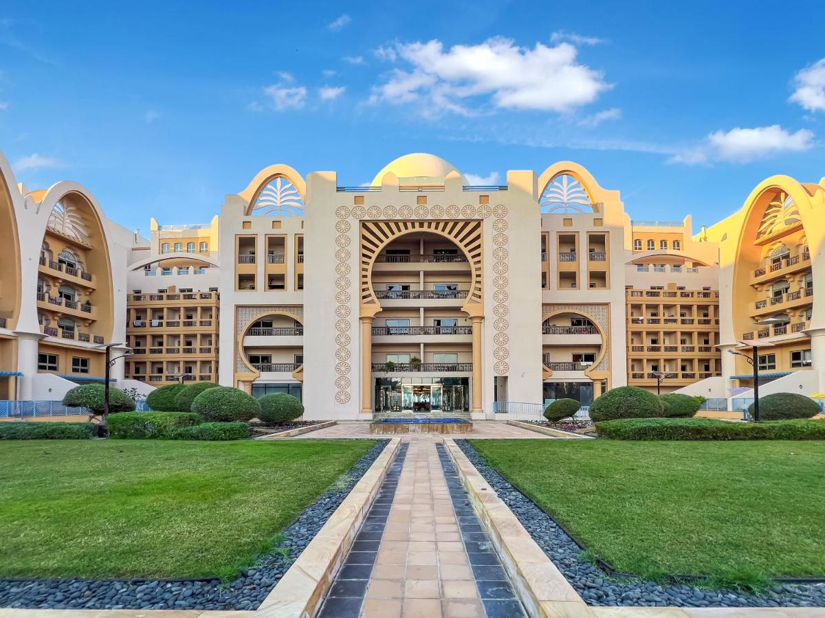 FAM Living - Private Beachfront Escape in Palm Jumeirah - Sarai