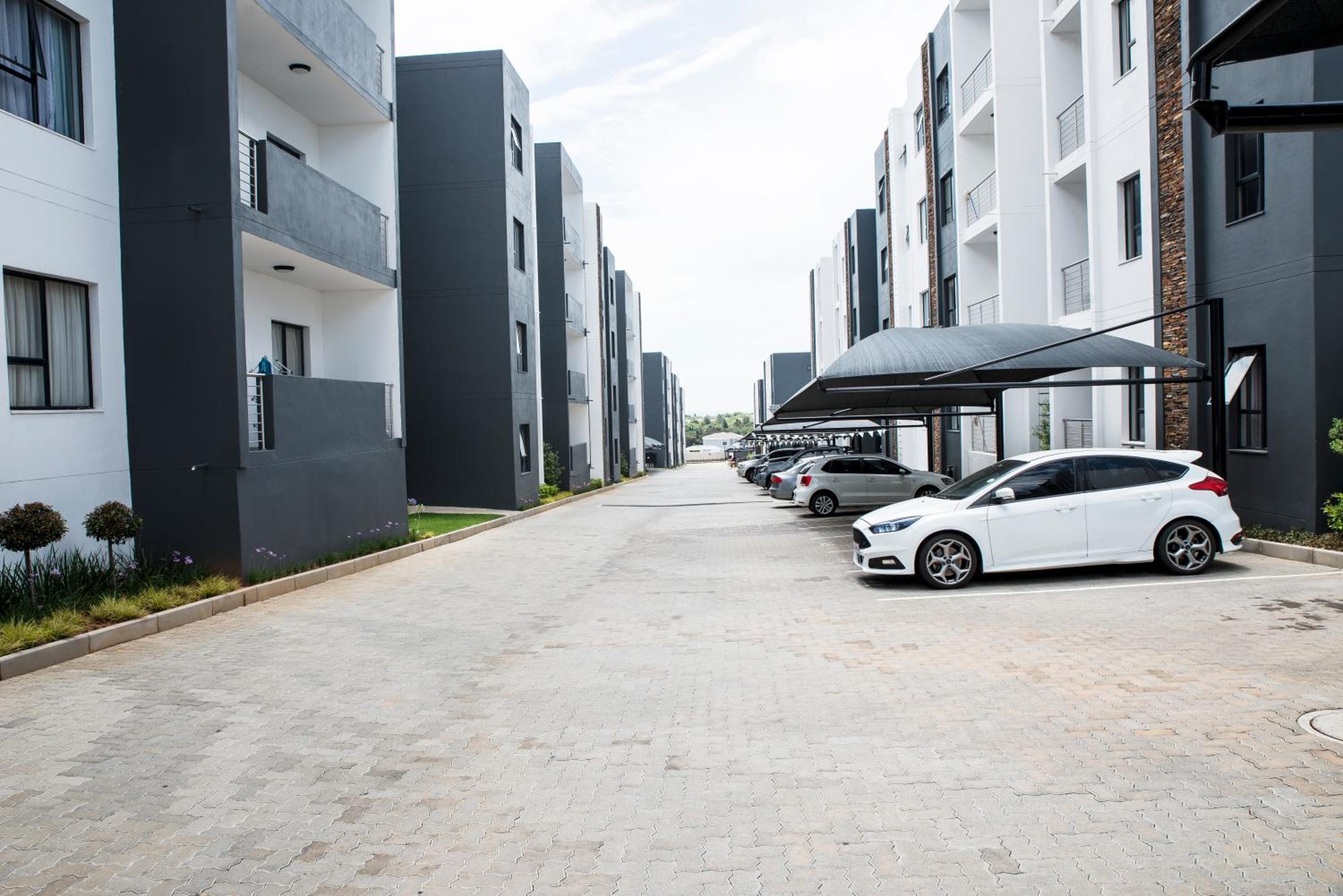 Eirini Elegant - Artemis Apartment Carlswald view 5