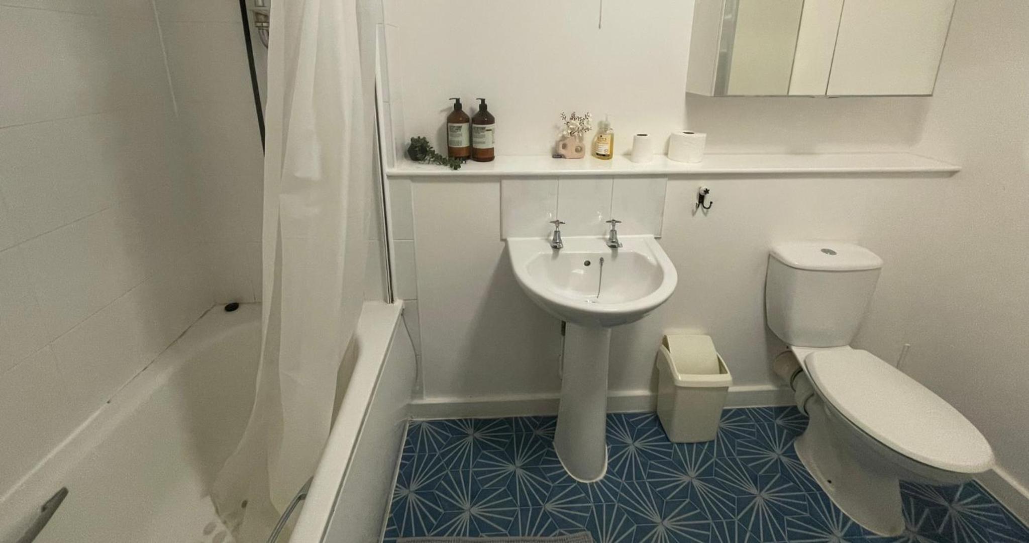 Business & Leisure City Centre 2 Bed En-suite Apartment with free parking and Netflix view 3