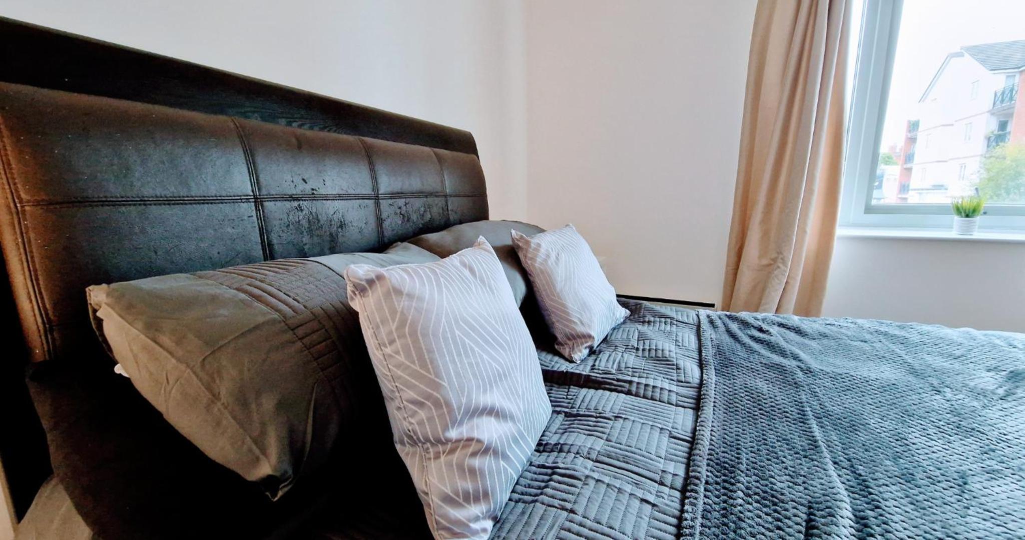 Business & Leisure City Centre 2 Bed En-suite Apartment with free parking and Netflix view 4