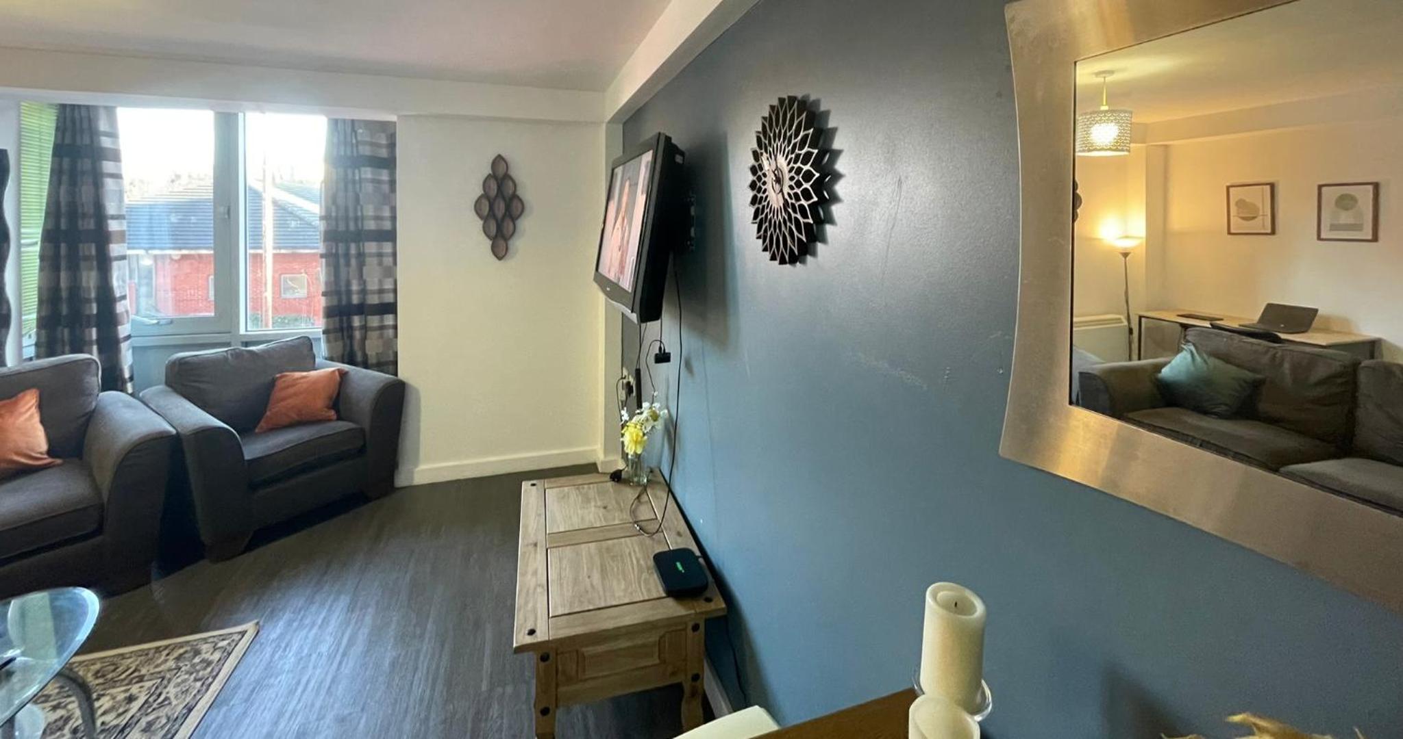 Business & Leisure City Centre 2 Bed En-suite Apartment with free parking and Netflix view 5