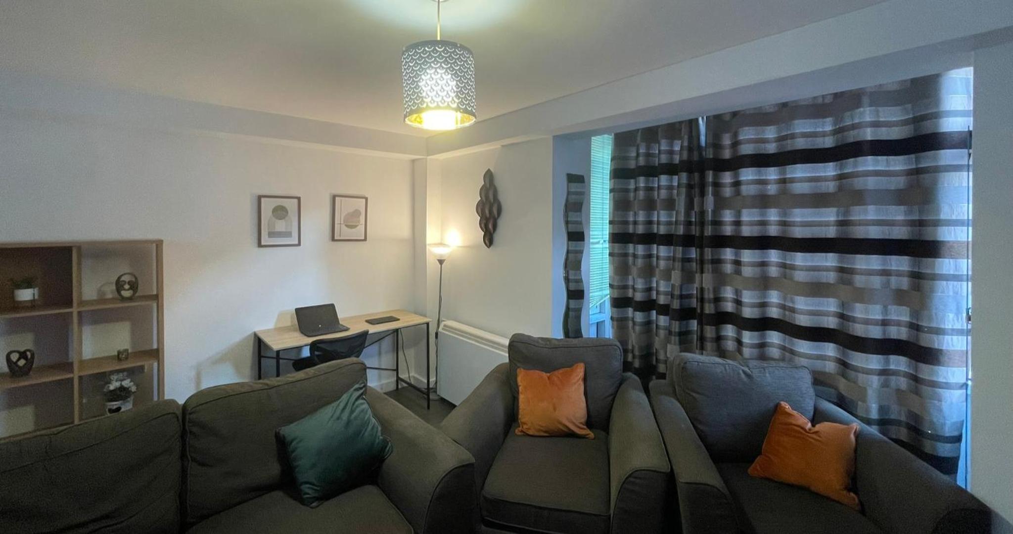 Business & Leisure City Centre 2 Bed En-suite Apartment with free parking and Netflix view 2