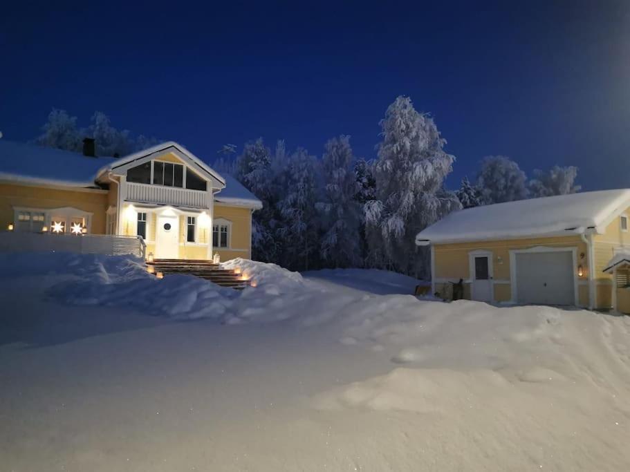 Arctic Lakeside Villa