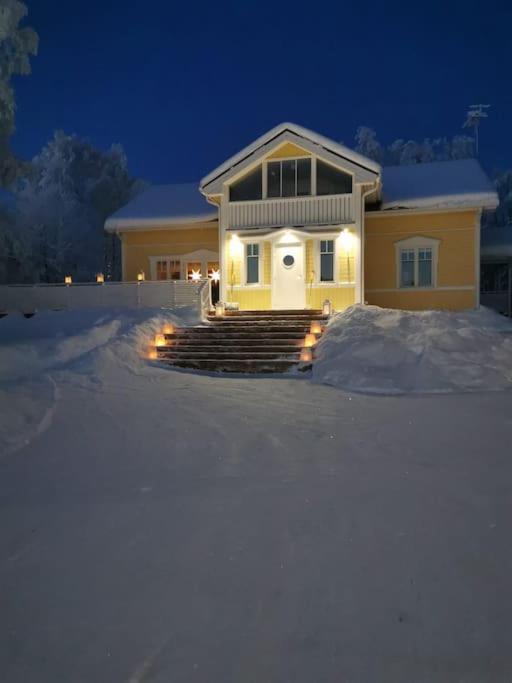 Arctic Lakeside Villa