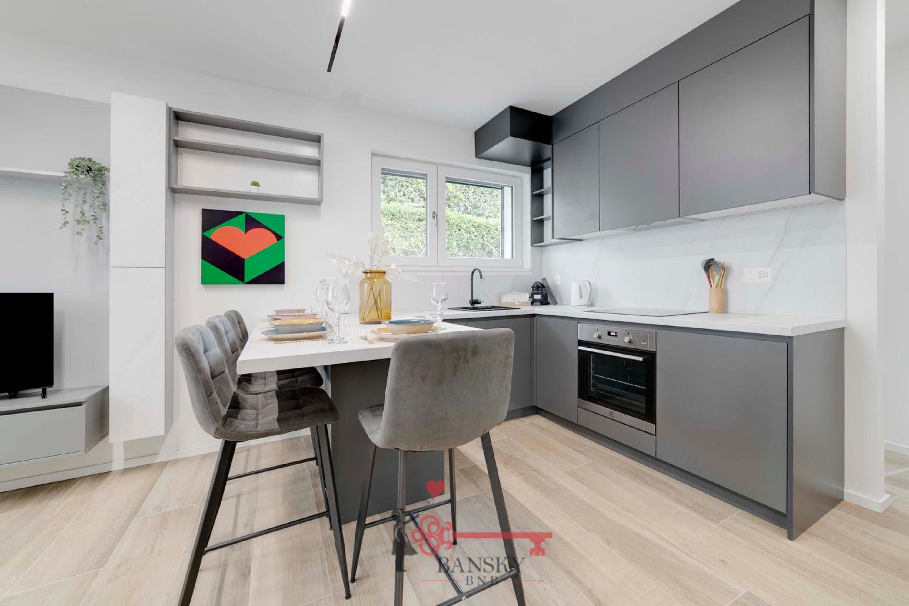 Home Sofia Room 4 - 5min Station -By EasyLife Swiss