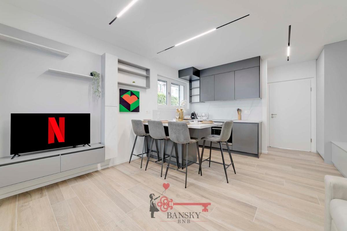 Home Sofia Room 4 - 5min Station -By EasyLife Swiss