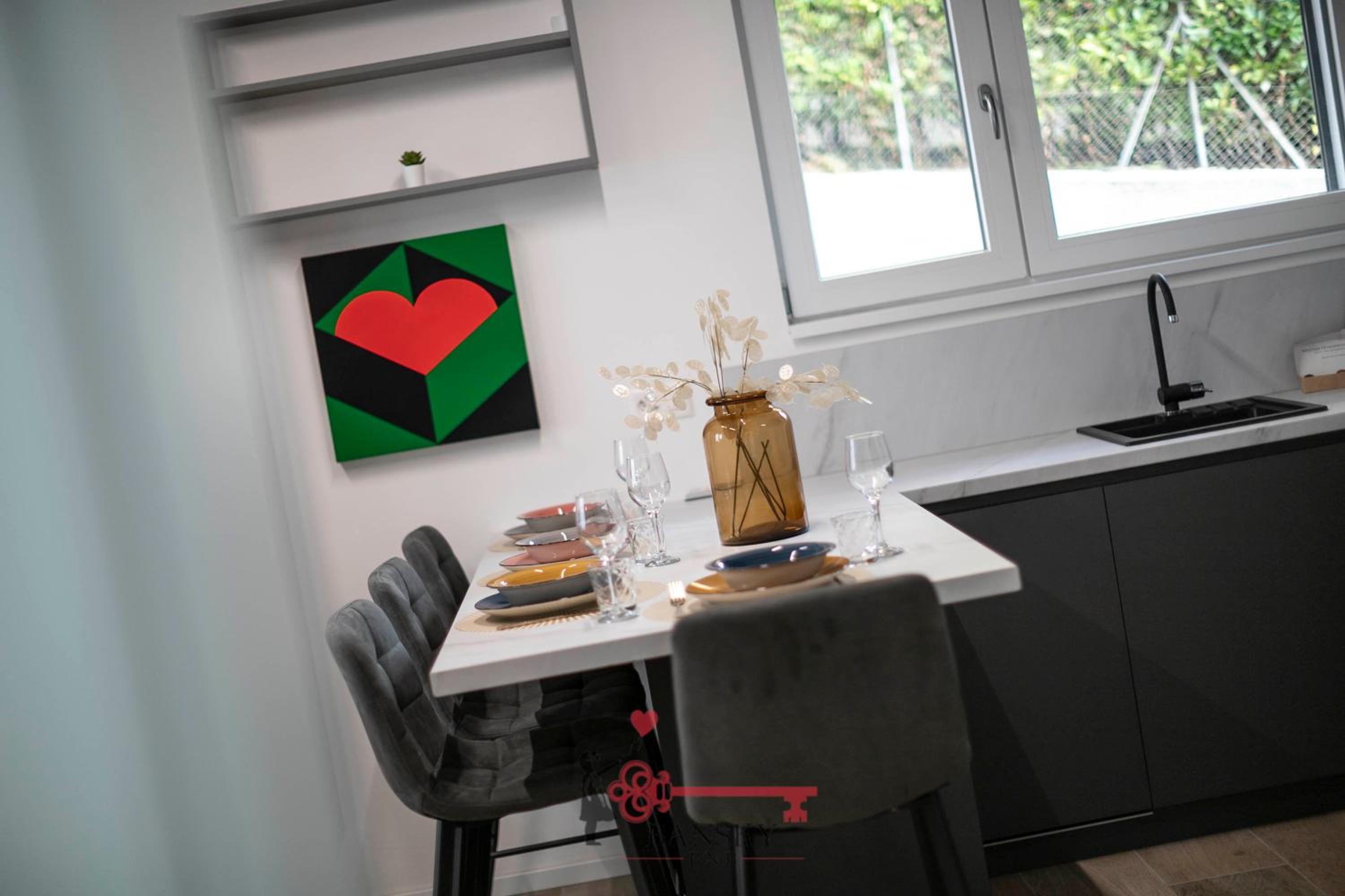Home Sofia Room 4 - 5min Station -By EasyLife Swiss