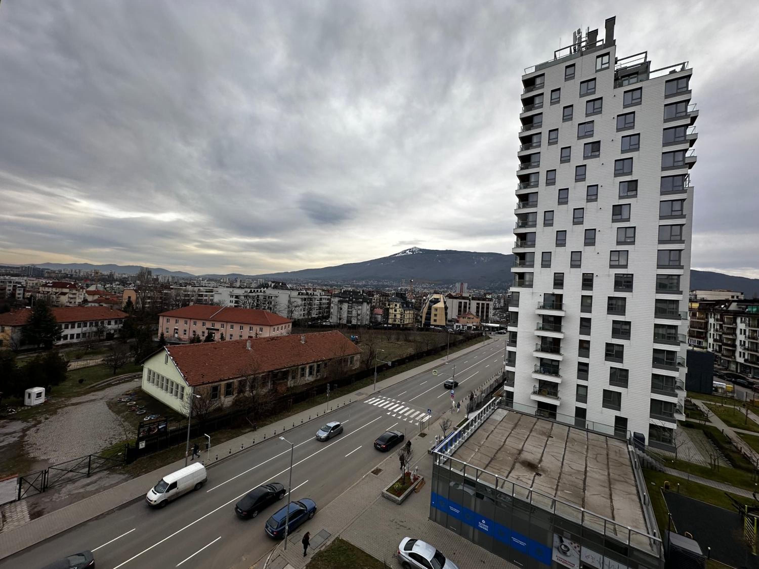 1BR Modern condo near the University