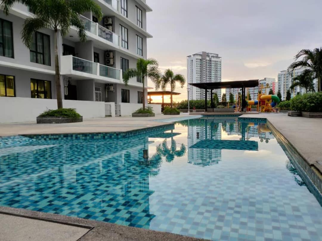 Beside Paradigm Mall shop & gathering 4BR