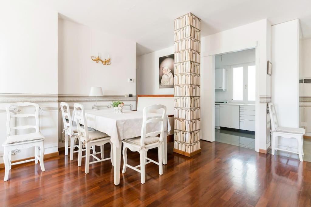 Spacious, Air Conditioner, Few Minutes to the Castle view 5