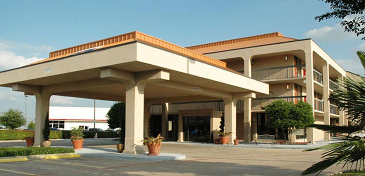 Dallas / Fort Worth Vacations - Executive Inn - Property Image 1