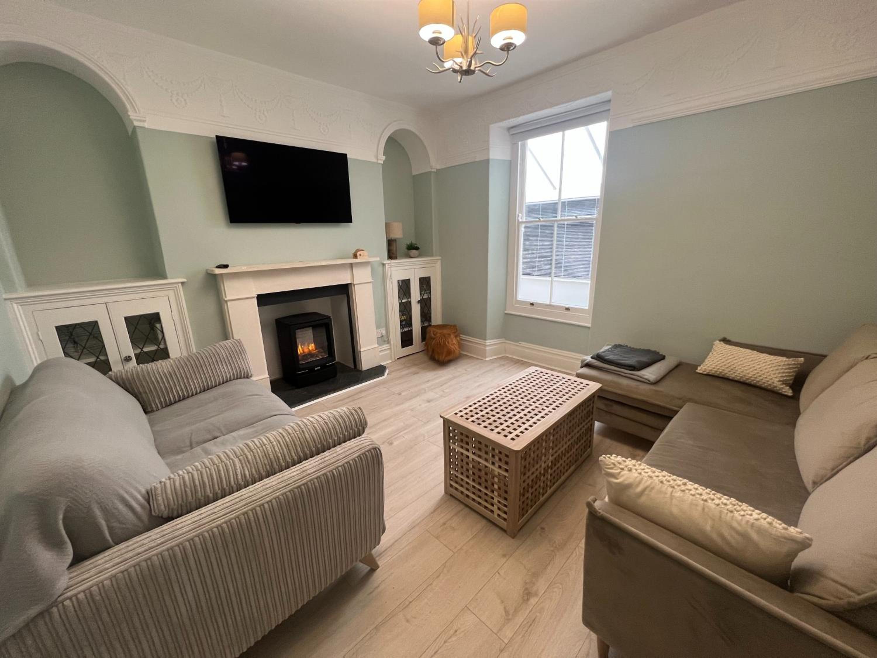Polruan - stunning central NQ house - dog friendly view 4