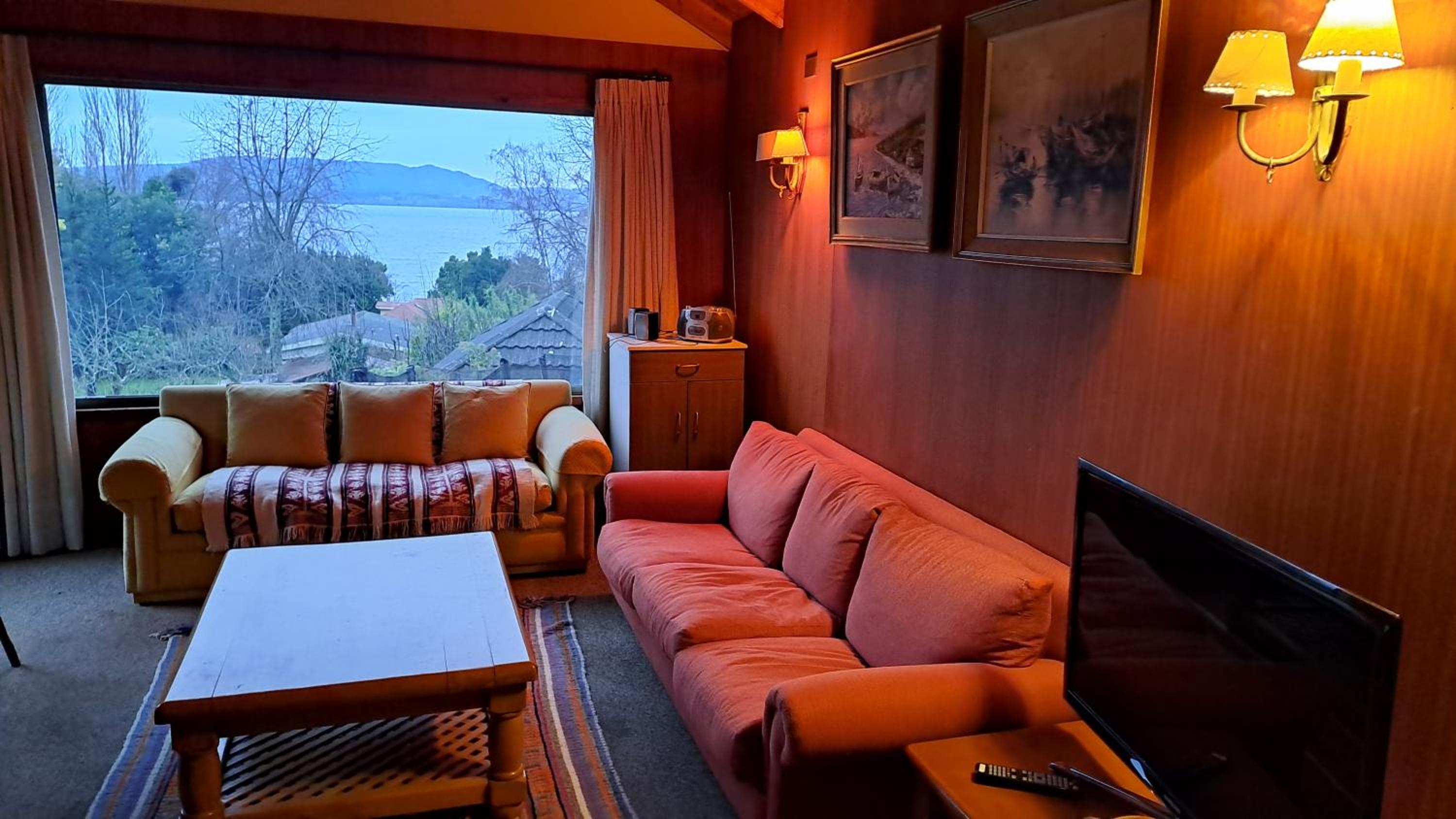 Cabaña amplia, piscina, vista y bajada al lago