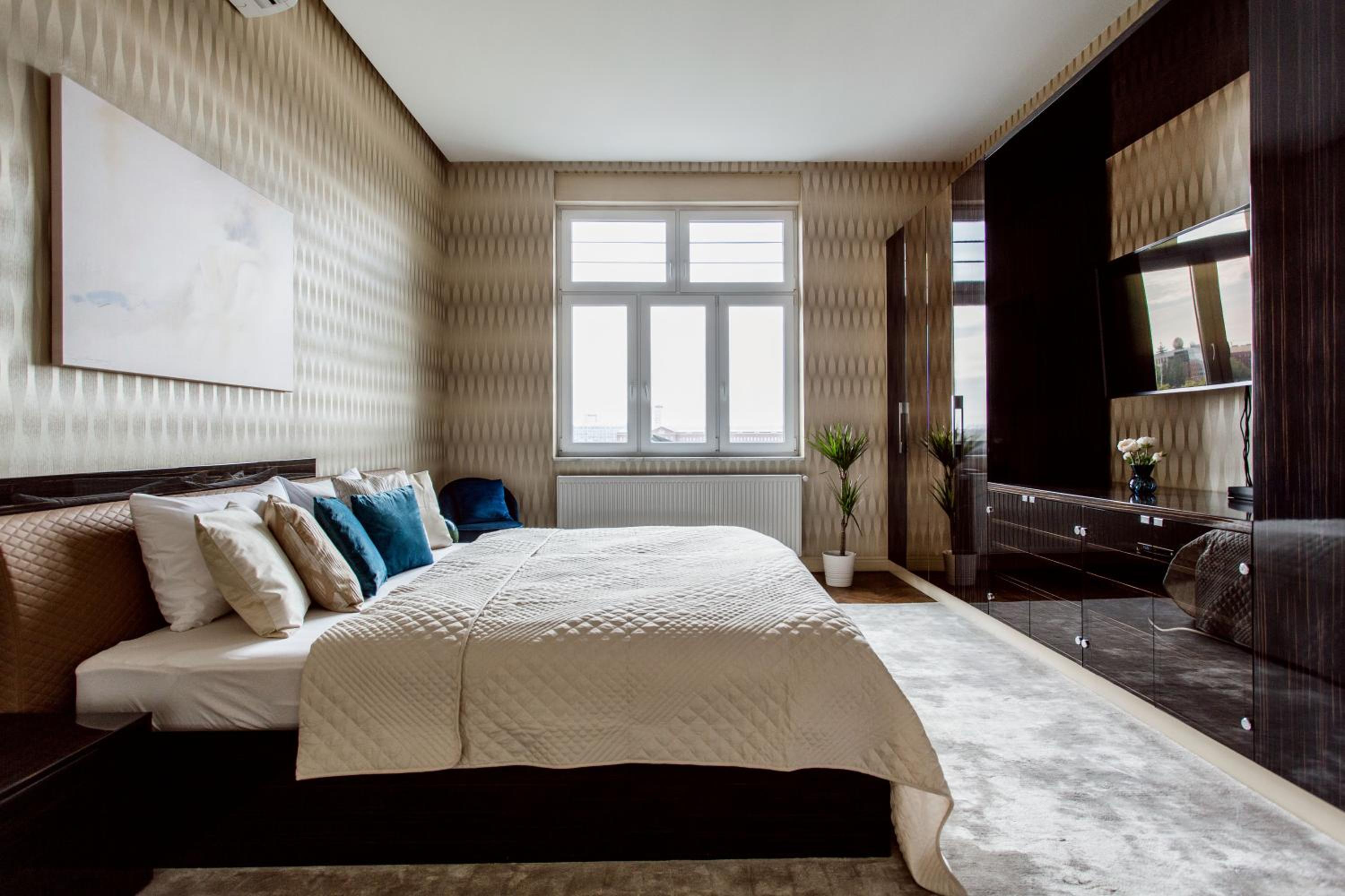 Luxurious Danubeside Apartment for 6 view 2