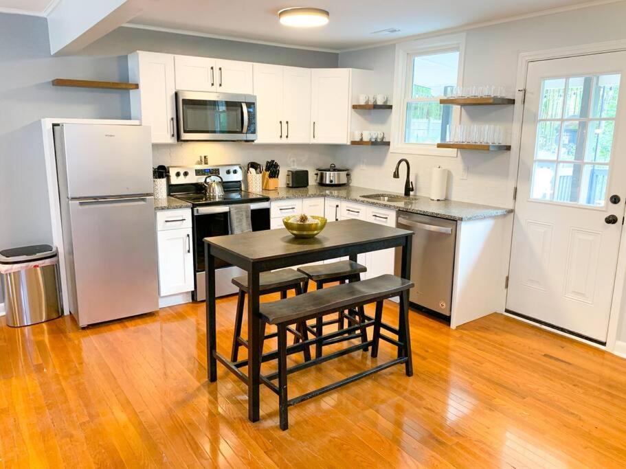 Cozy Bungalow-near Duke, Hospital, Walk to food view 3