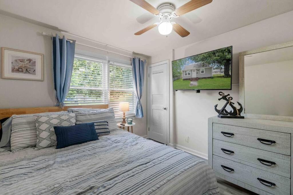 Beach Bungalow - 1 Block to Beach - Pets Welcome! view 3